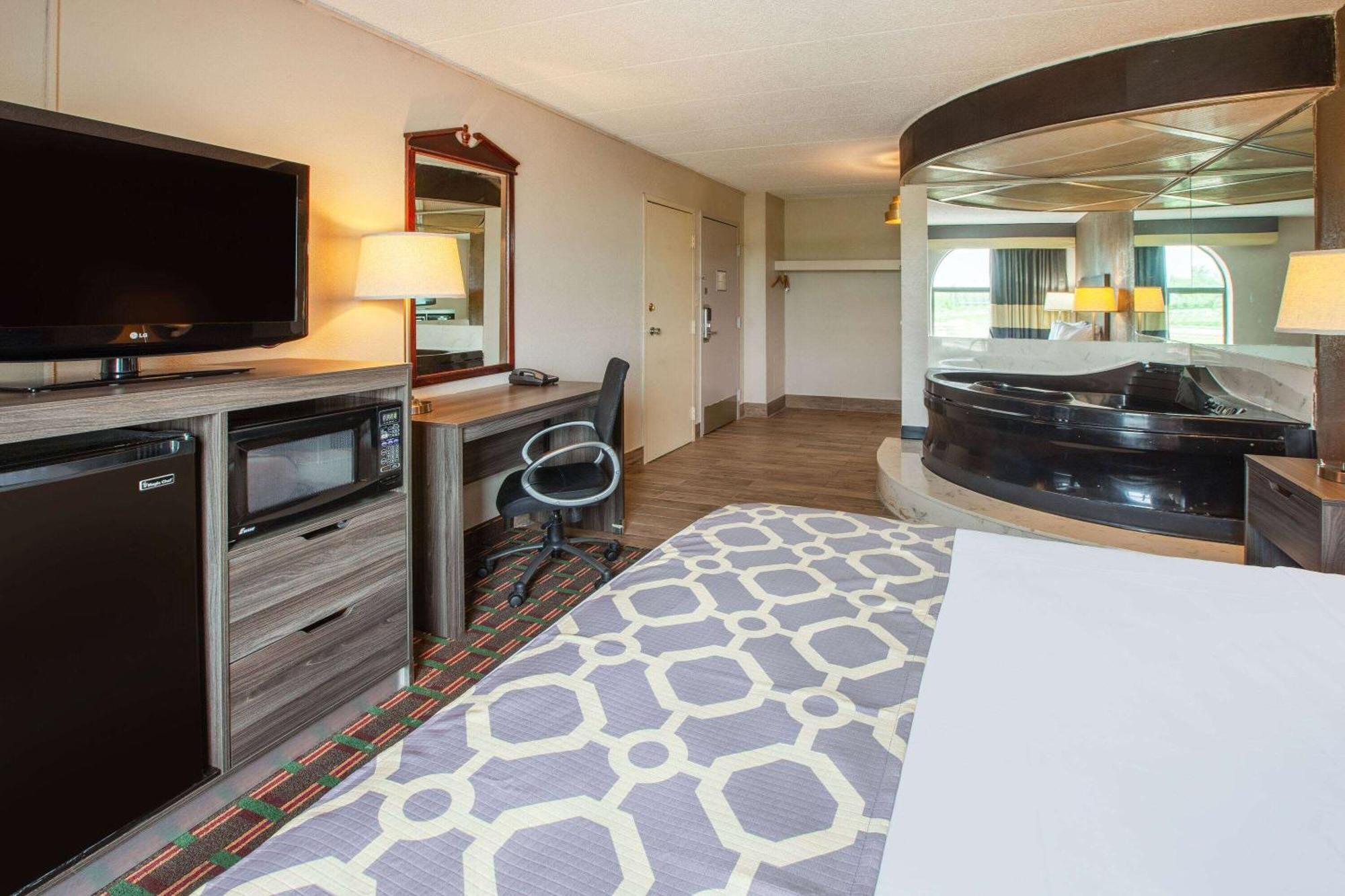 Baymont By Wyndham Northwood Motel Buitenkant foto